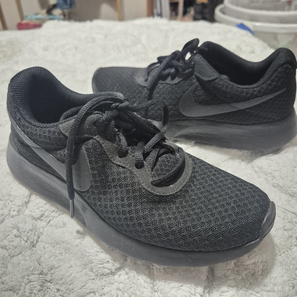 NIKE Triple Black Tajun Mesh Athletic Sneakers...size:7 - Picture 3 of 12